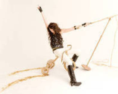 16752352_KOOEDCYMG - miley-hannah
