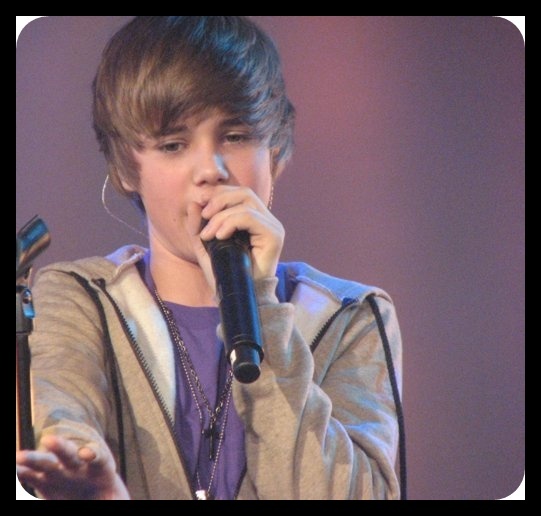 11357897_ODKNFAIVO[1] - Justin Bieber Poze