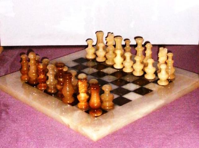 Sah cu piese de onix si marmura 60 de euro.