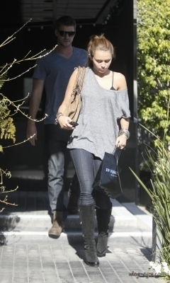 17468014_XYDDFURIO - club miley-Miley cyrus 2010 11 Mai La Cumparaturi la XIV Karats in Beverly Hills cu Liam