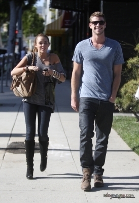 17468017_STCVQBZUH - club miley-Miley cyrus 2010 11 Mai La Cumparaturi la XIV Karats in Beverly Hills cu Liam