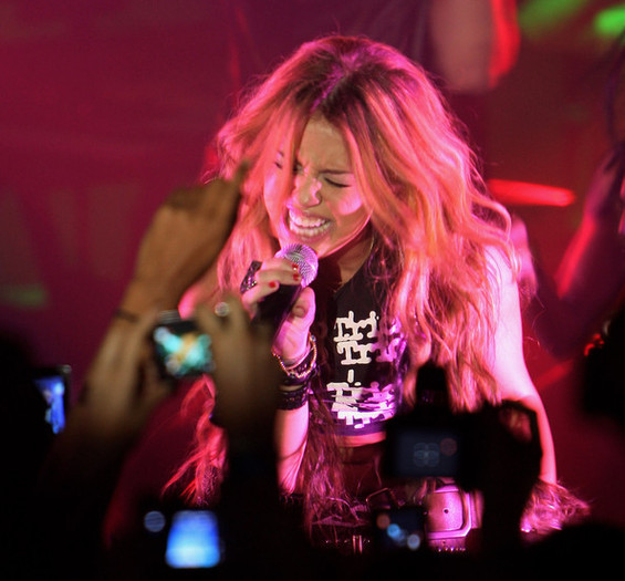  - club miley-Miley Cyrus Performs at the 1515 Club