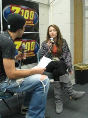 17468837_JGVHYRPOV - club miley-Miley cyrus Z100 Interview and Meet Greet si poze facute cu fanii ei