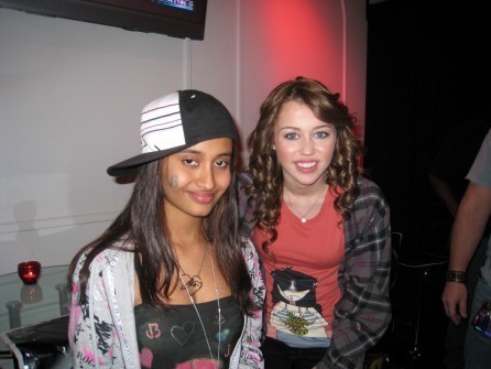 17468854_MQUOQQQRE - club miley-Miley cyrus Z100 Interview and Meet Greet si poze facute cu fanii ei