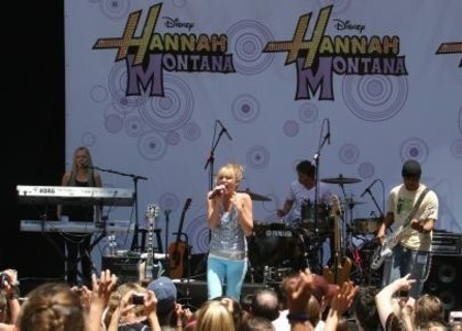 18145617_YNISMYSQI - club miley-Hannah Montana Free Concert Celebrating The DVD And Double Album Release - June 26th 2007