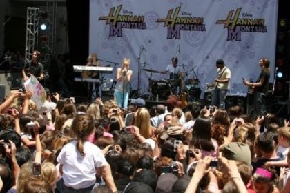 18145619_AQLBTTDHV - club miley-Hannah Montana Free Concert Celebrating The DVD And Double Album Release - June 26th 2007