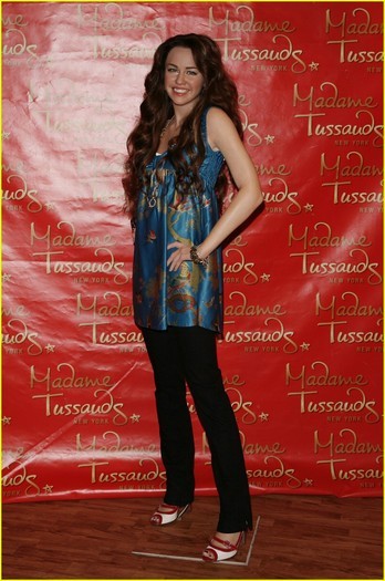 HOTLKNNIEMSIGJRXJWR - club miley-Wax Figure at Madame Tussauds a doua figura de ceara a lui miley cyrus