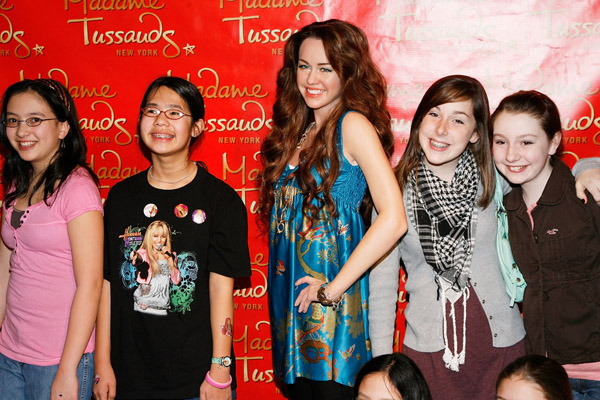 QECYMIJSJRVYWAIJEPF - club miley-Wax Figure at Madame Tussauds a doua figura de ceara a lui miley cyrus