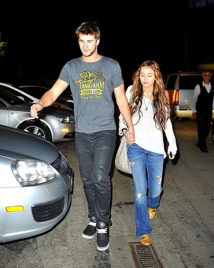 13859922_MDHNWHBRM - club miley-2010 09 Aprilie La Teru Sushi in Studio City cu Liam