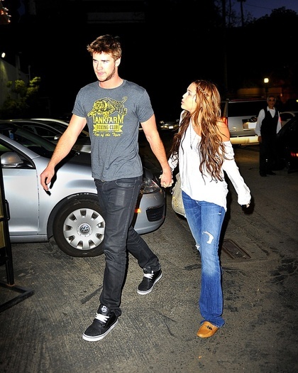 13859924_FWJHXCITS - club miley-2010 09 Aprilie La Teru Sushi in Studio City cu Liam