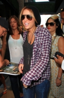 normal_005 - Miley out in New York City 31 08 2010-00