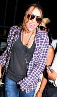 normal_013 - Miley out in New York City 31 08 2010-00