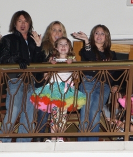 normal_43475-niki-mileyfamily-7109-122-706lo - Lollipops and Rainbows Charity Event  05 02-00