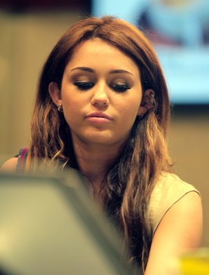 normal_hmdeli0322_(10) - Miley at Cafe Metro New York  03 22 2010-00