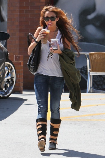 16384425_JUYHDZCRB - club miley- 2010 22 Mai Band un iced beverage de la Coffee Bean in Los Angeles