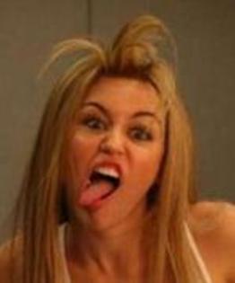 DUKRTBUZVFMNLQOKVJA - poze foarte rare cu Miley Cyrus