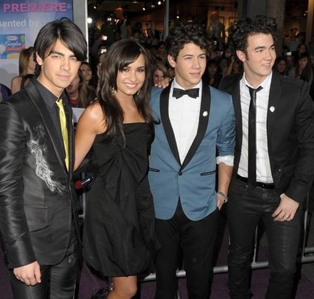 Jonas Brothers si Demi Lovato