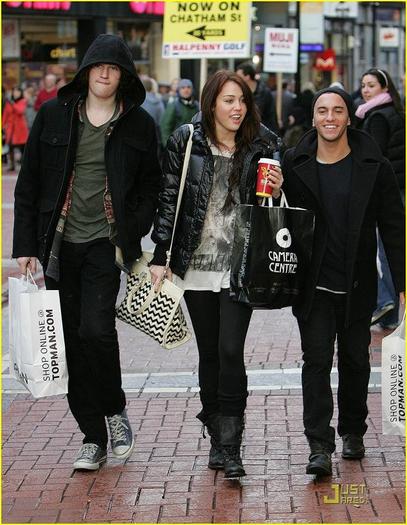 miley-cyrus-dublin-shopper-14