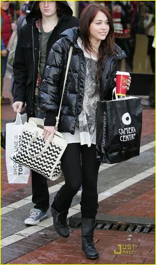 miley-cyrus-dublin-shopper-15