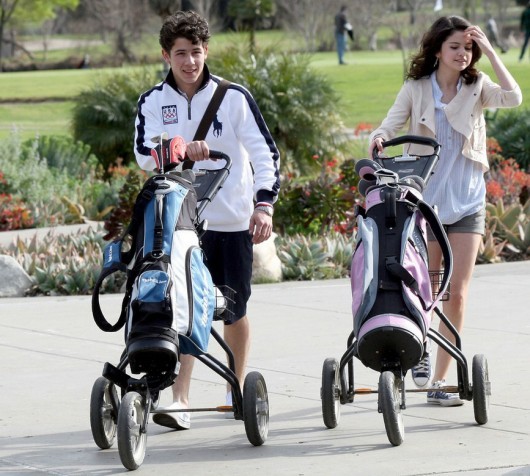 selena-gomez-nick-jonas-21-530x476 - cele mai tari poze cu seli