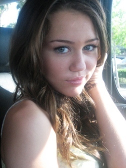 13856856_NMWUKMIFU - miley cyrus