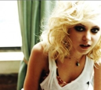 2 - Taylor Momsen cover dupa Rihanna