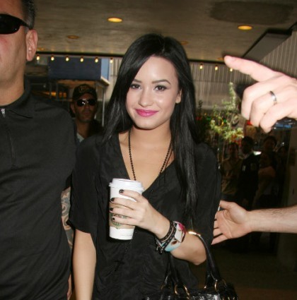 demi-lovato-starbucks-420x425 - DeMi lOvAtO