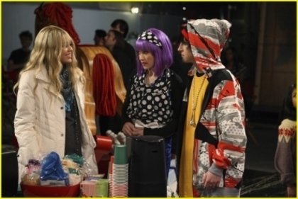 21 - A- Poze de la filmarile Hannah Montana Forever