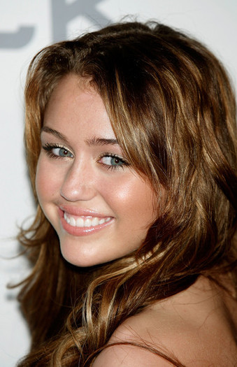 15823409_ZEHKHNRGK - club miley-miley cyrus 2009 GRAMMY Salute To Industry Icons - Arrivals