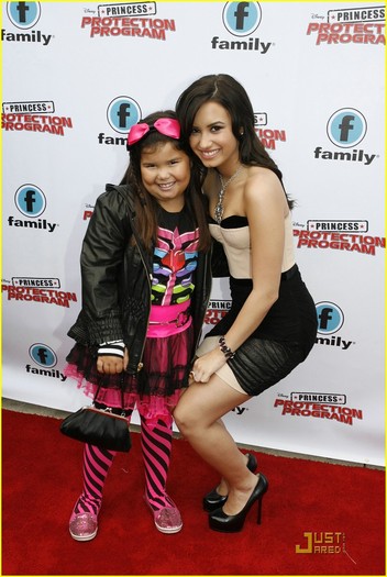 demi-lovato-madison-dela-garza-princess-07 - demi lovato si sora ei