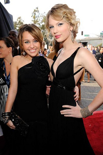 Taylor-Swift-Miley-Cyrus - album pentru toti vizitatorii