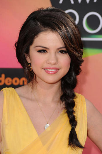 7 - Club Selena Gomez