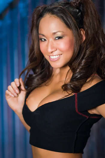 Cu truse de machiaj in brate: Ia haine de tzara