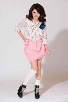 selena-gomez-689290l-poza