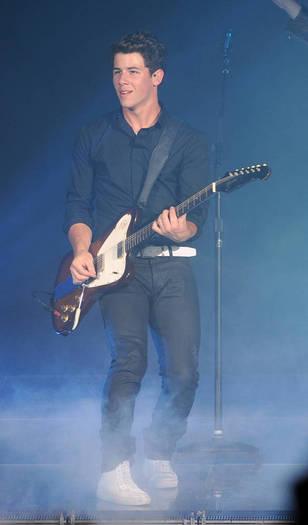 Florida-9-7-nick-jonas-15416334-586-1000 - Florida