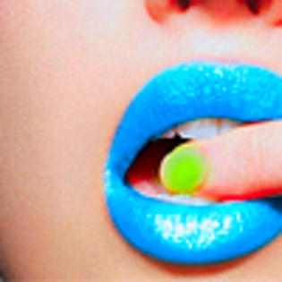 blue_lips_green_nail