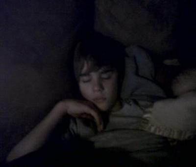 justin-bieber-sleeping-picture-400x340 - Justin Bieber dormind