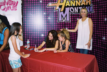 2 - San Diego Hannah Montana CD Signing July 1 2007-00