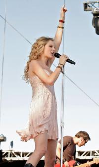 Taylor_Swift_1230496883_3