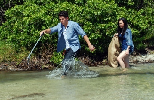 Nick_jonas_cleanup_the_beach - Coastal Cleanup Kickoff In ST PETERSBURG