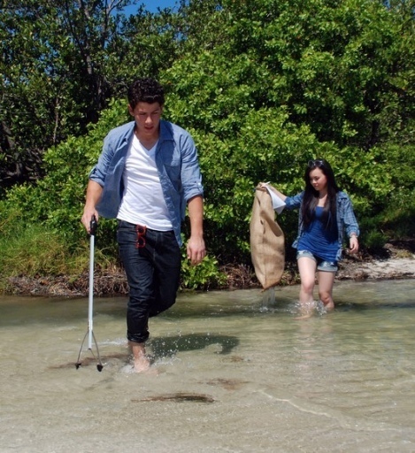 Nick_jonas_cleanup_the_beach (1)