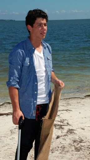 Nick_jonas_cleanup_the_beach (6)