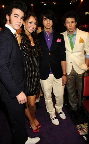 Hannah_Montana_One_in_a_Million_1254766104_4_2008 - miley cyrus