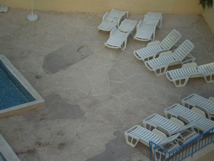 Nisipurile de aur !; O parte din piscina cu sezlonguri.
