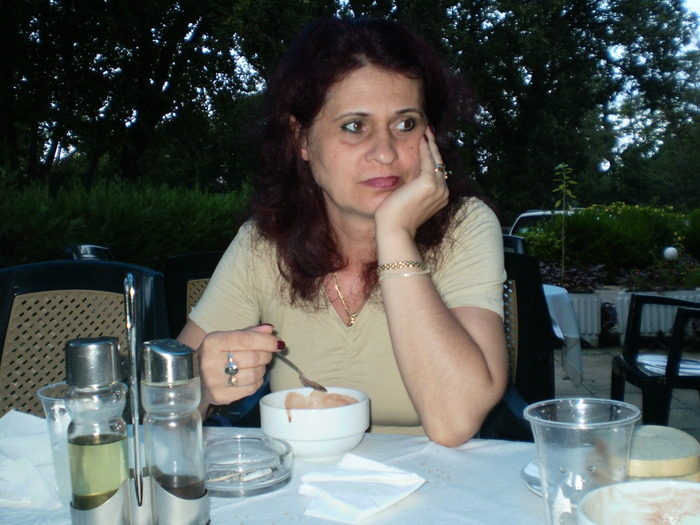 Sotia mea .; La o inghetata pe terasa hotelului !
