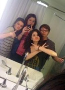 AYZYMATGQJSBJNYTOEZ - 000ATENTIE cele mai rare poze cu SELENA GOMEZ000