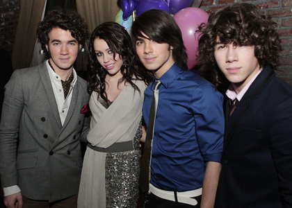 6871_Miley and Jonas Brothers - JoNaS BrOtHeRs