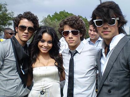 6871_Vanessa Hudgens with Jonas Brothers
