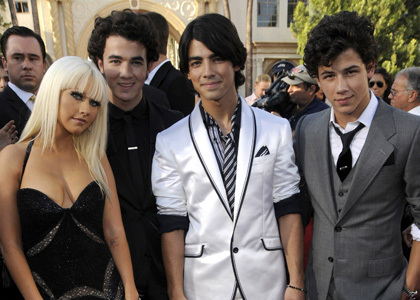 christina_aguilera_hangs_with_the_jonas_brothers_main_5061