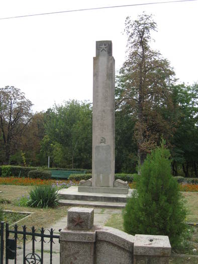 177 Monumentul ostasului sovietic in Calafat - 06 - La Calafat - Dolj
